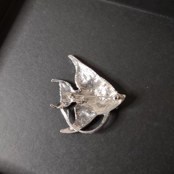 Very Cool Silver Tone And Red Fish Brooch - Picture 8 of 8